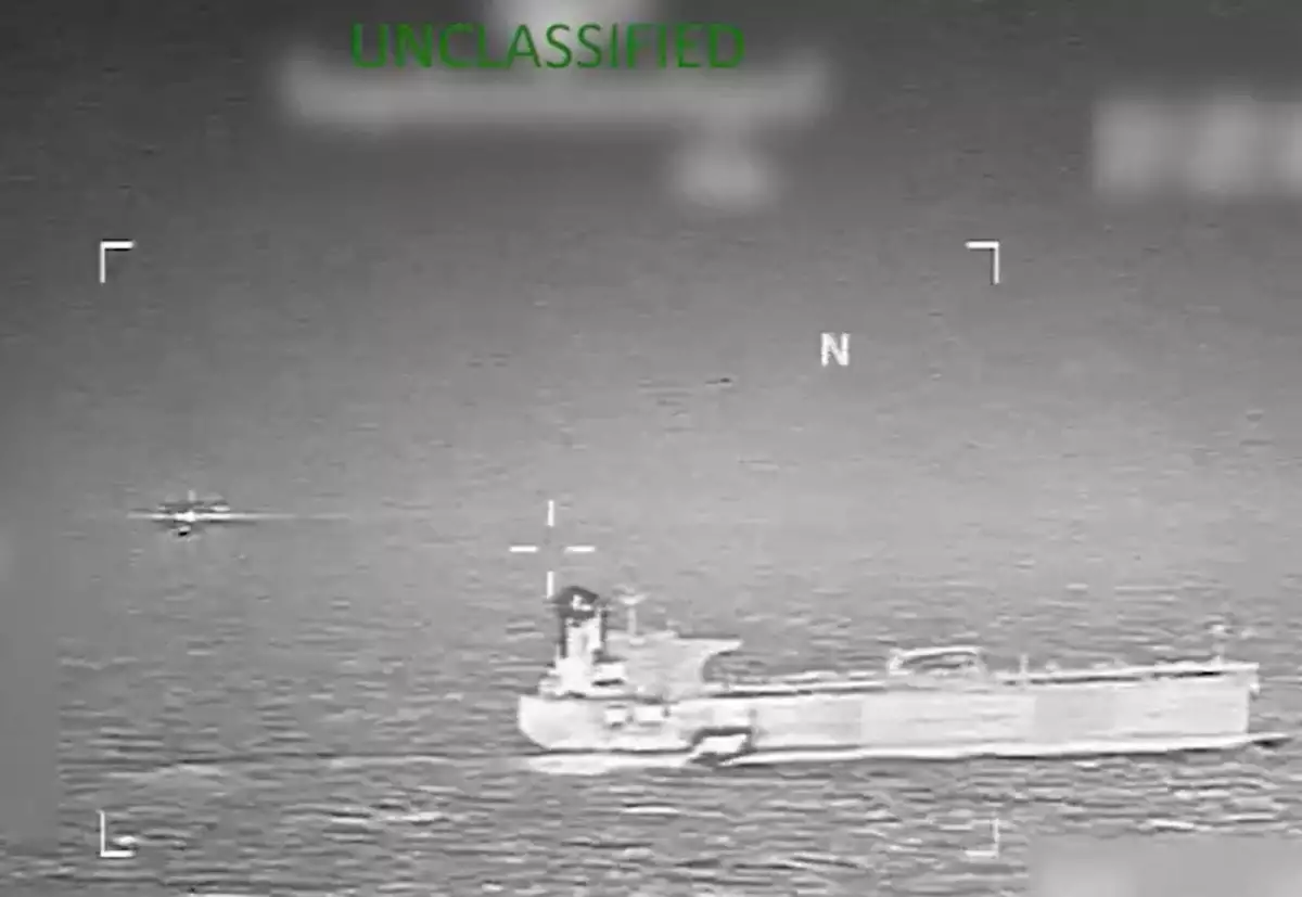 Esta captura de pantalla de un vídeo publicado en la cuenta X del Comando Sur de los Estados Unidos (SOUTHCOM) el 15 de enero de 2026, muestra lo que el ejército estadounidense dice que es una acción previa al amanecer del 15 de enero para aprehender al petrolero Veronica en el Mar Caribe.