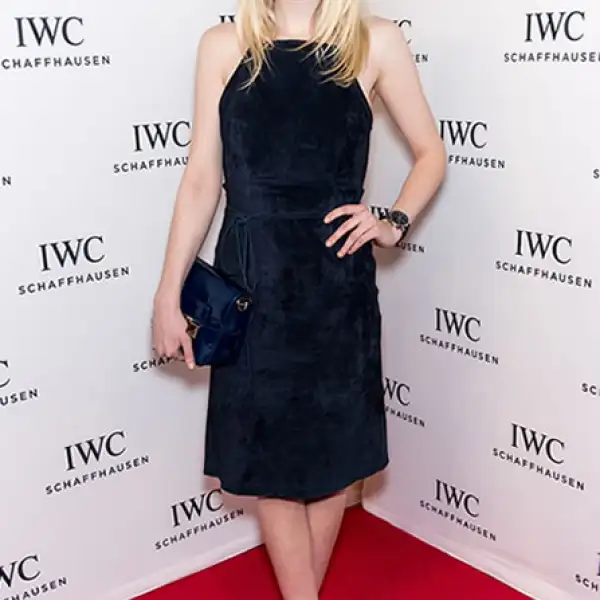 La actriz lució guapísima en la cena de For the Love of Cinema a cargo de IWC Schaffhausen en Nueva York. Llevó un vestido Theory de Spring 2015, complementándolo con un clutch Proenza Schouler. Rompió el look monocromático con sandalias plateadas.