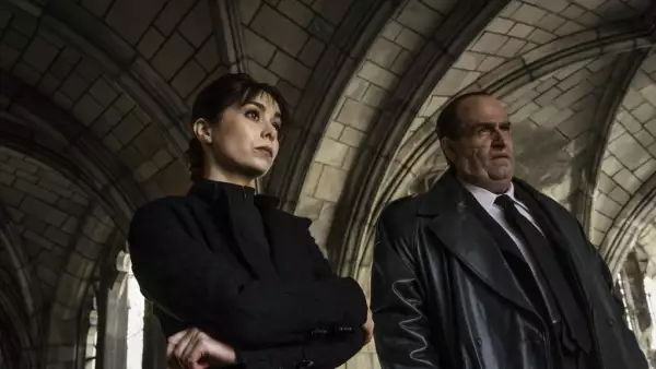 Foto de una escena de El Pingúino, con los personajes de Sofía Falcone (izq) y El Pingüino (der).