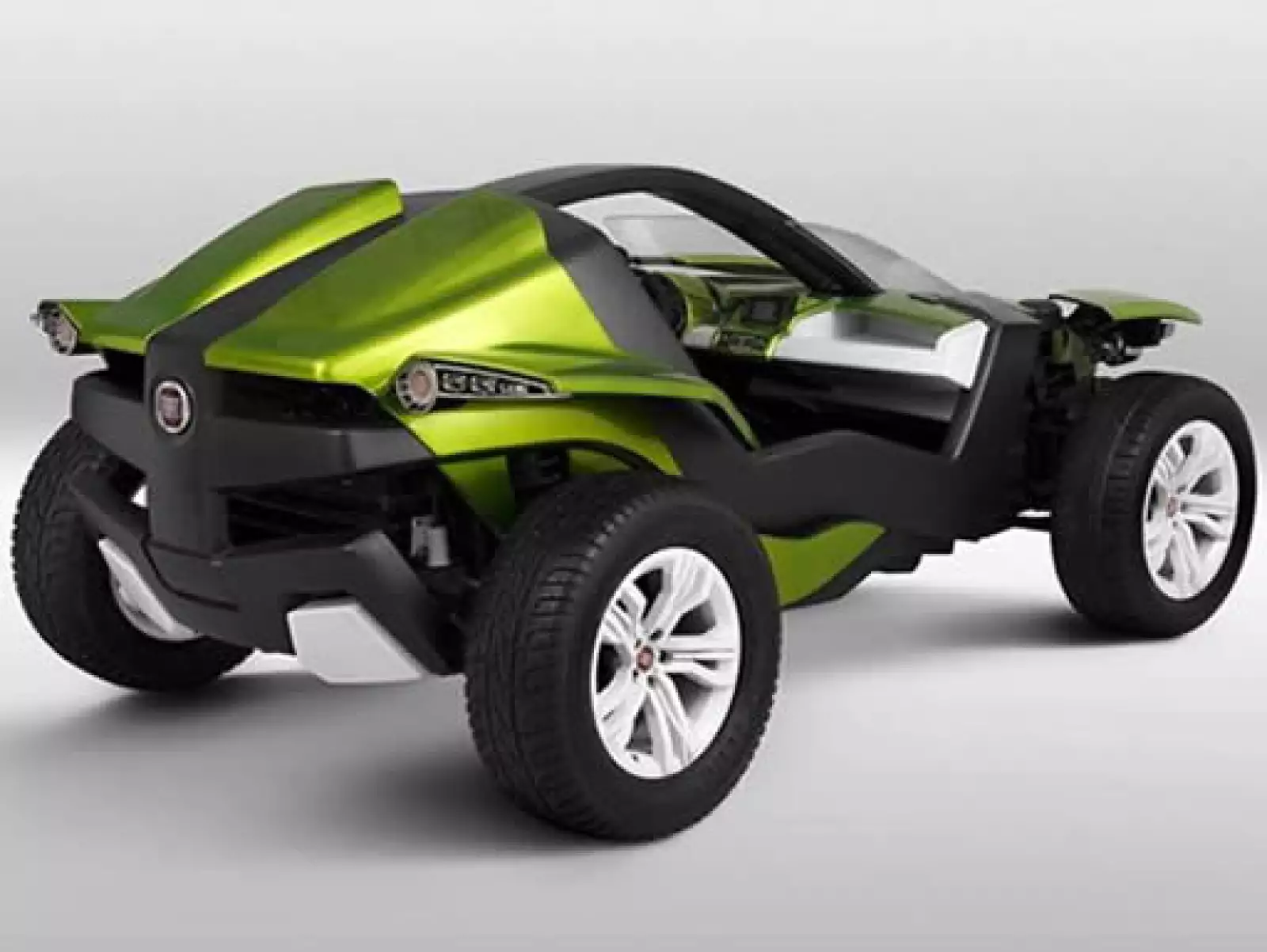 Cuenta con un motor eléctrico hecho a su medida. Se alimenta con 93 baterías de ión litio, que se recargan en un enchufe de 220 voltios, y que están instaladas entre la parte delantera y la posterior para distribuir mejor el peso.