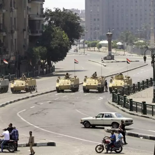 tanques vigilan la entrada a la plaza tahrir