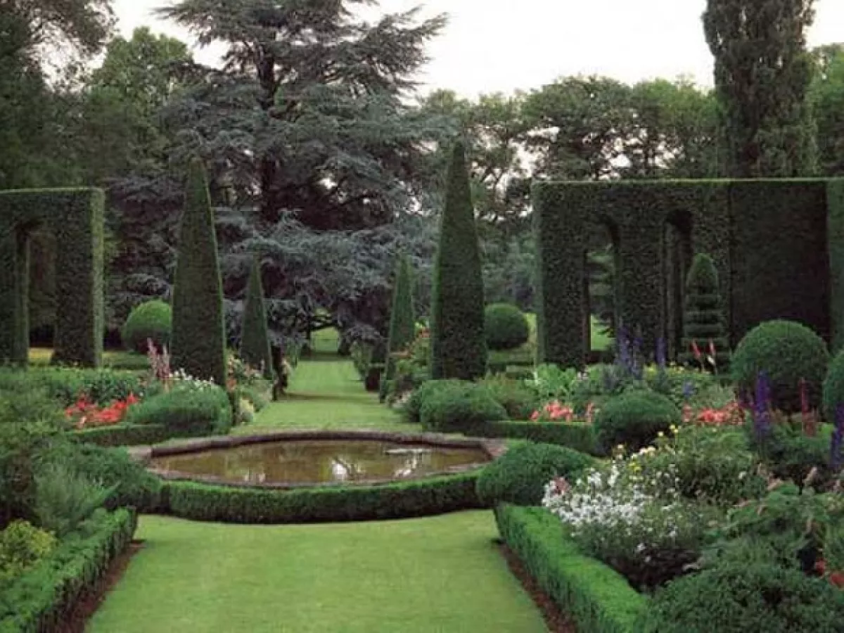 Los jardines sólo son una pequeña parte de las 70 mil héctareas del bosque Les Yvelines, el cual rodea al castillo.