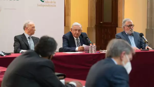El presidente Andrés Manuel López Obrador durante una reunión con padres de Ayotzinapa