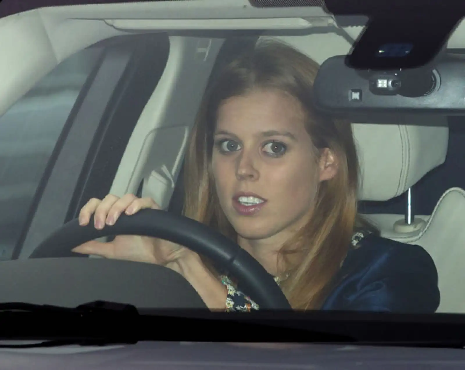 La princesa Beatriz llegó manejando su propio auto.