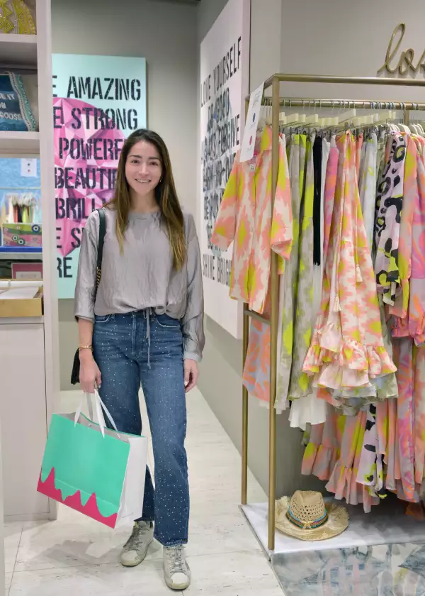 Andrea Esparza en el showroom de Soleada