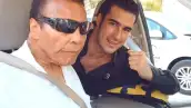 El hijo de Miguel Torruco Marqués, Secretario de Turismo, aparece aquí junto al legendario boxeador estadounidense Muhammad Ali.