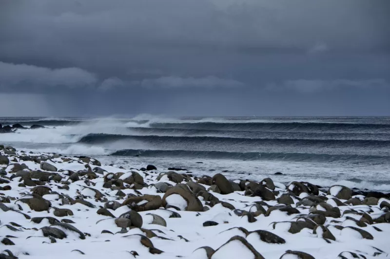  Fotografía del oleaje en la playa nevada de Unstad, Noruega, en la isla de Lofoten, Círculo Polar Ártico, el 9 de marzo de 2016.