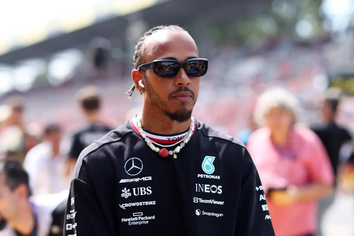 lewis-hamilton-arremete-helmut