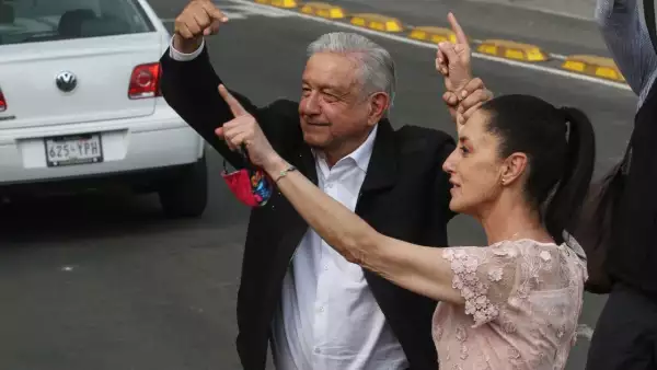 AMLO levanta la mano a Claudia Sheinbaum