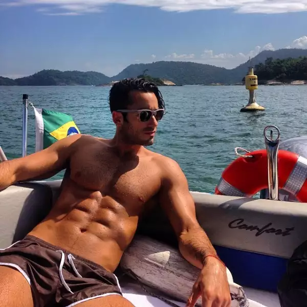 Un six pack de infarto, uno de los mejores atributos del actor.