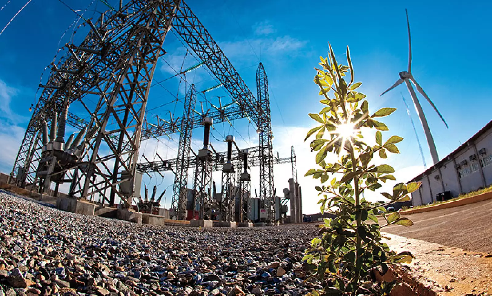 En mayo de 2010, se inauguró en Juchitán, Oaxaca este paruqe que abastece 78% de la energía para 348 unidades de negocio.