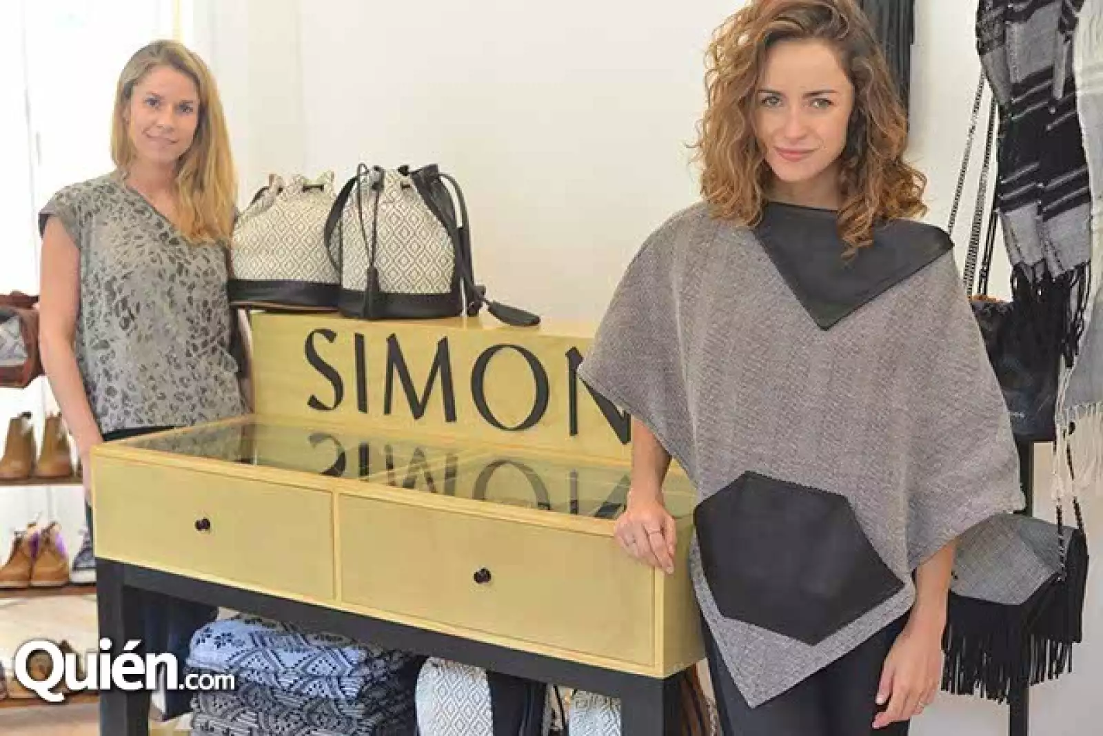 Regina Salas y Betsy de la Vega.