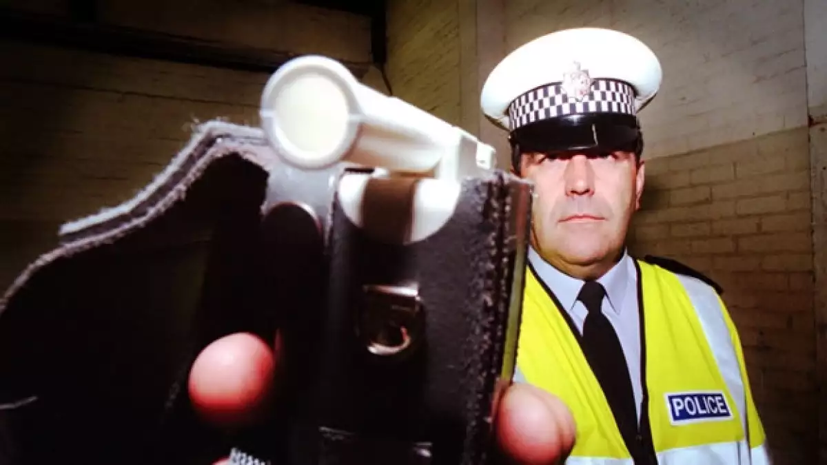 un policia con un alcoholimetro