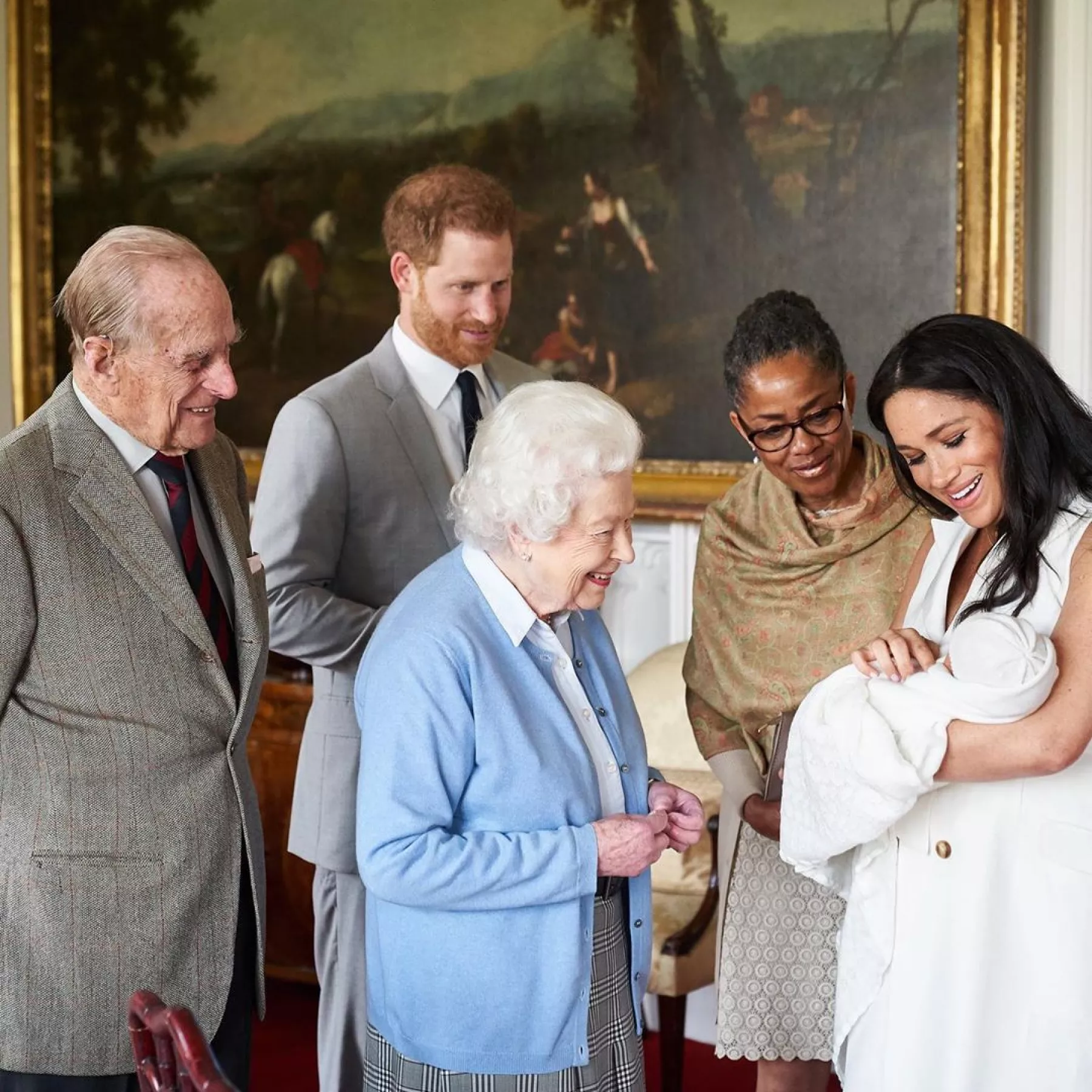 Reina Isabel y Archie Harrison 