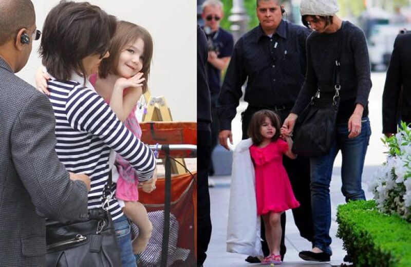 A la hija de Katie Holmes le ha dado por vestir últimamente de rosa, uno de sus colores favoritos, así acompañó a su mamá a la boutique American Girl Place en Los Ángeles.