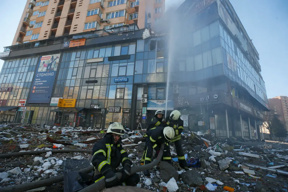 Bomberos extinguen el fuego en un edificio de departamento dañado con un lanzamiento en Kiev, Ucrania. 
