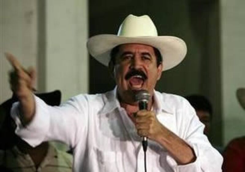Manuel Zelaya, derrocado presidente de Honduras, se reunió con 150 simpatizantes en El Ocotal, Nicaragua. (Foto: AP)