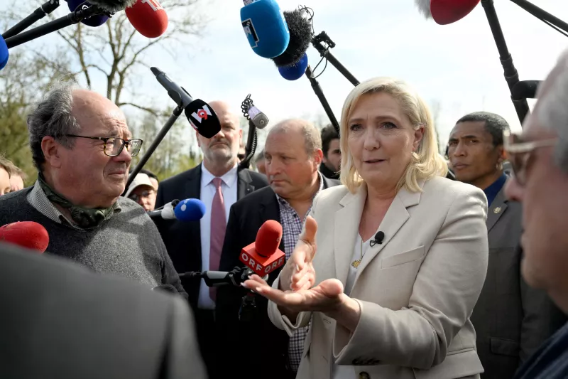 La candidata presidencial del partido de ultraderecha Agrupación Nacional (RN), Marine Le Pen, habla a la prensa junto con un granjero y ex líder de un sindicato rural local, Thierry Blanc, durante una visuta a su granja, como parte de la campaña de Le Pen para la segunda vuelta de las elecciones presidenciales francesas. 