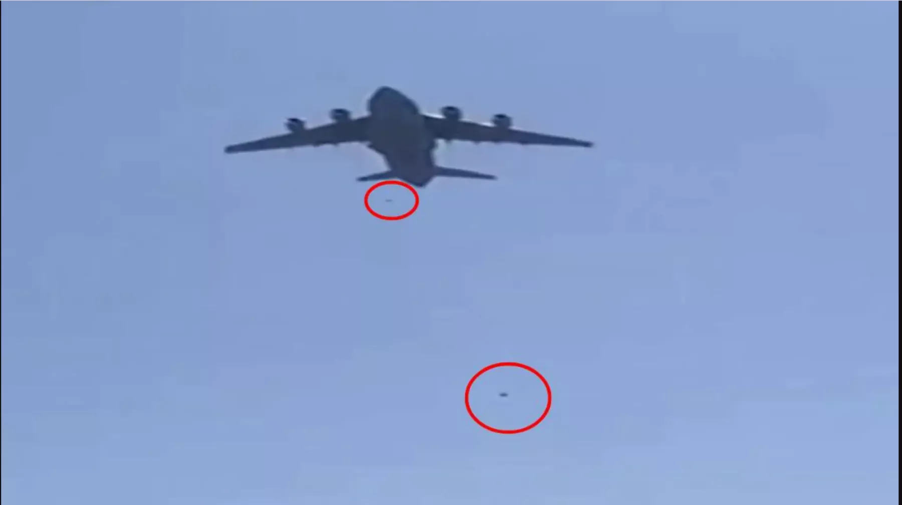 Afganistán: caen desde avión por tratar de huir