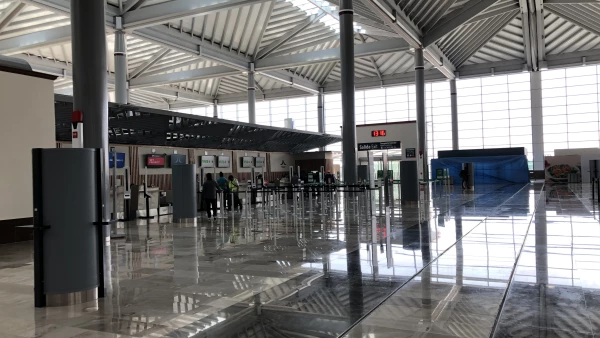 Mostrador de Viva Aerobus en el AIFA casi vacío.jpg