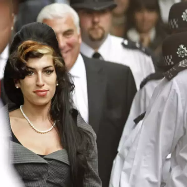 La cantante fue descubierta por el cantante de soul Tyler James a los 16 años y lanzó su primer álbum, "Frank", en 2003. Su segundo disco, "Back to Black", salió a la venta en octubre de 2006 y se convirtió en número uno en ventas.