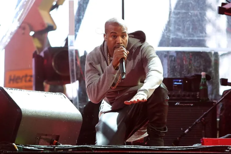 La artista ha dado a conocer los lotes que su fundación Clara Lionel Foundation subastará para recaudar fondos: un encuentro con ella, Kanye West o Paul McCartney.