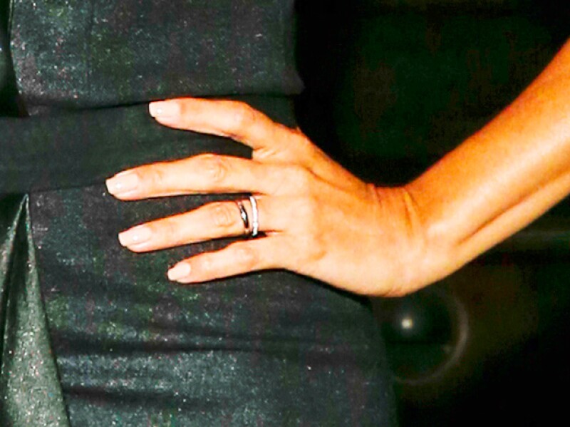 Eva lució por primera vez su anillo de casada en un evento público.