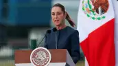 La presidenta de México, Claudia Sheinbaum, habla durante la inauguración de la Feria Aeroespacial de México (FAMEX) 2025 en la base aérea militar de Santa Lucía en Zumpango, cerca de la Ciudad de México, México, 22 de abril de 2025. (Imagen principal del artículo "Por qué Sheinbaum debería asistir a la cumbre del G7 en Canadá"). 
