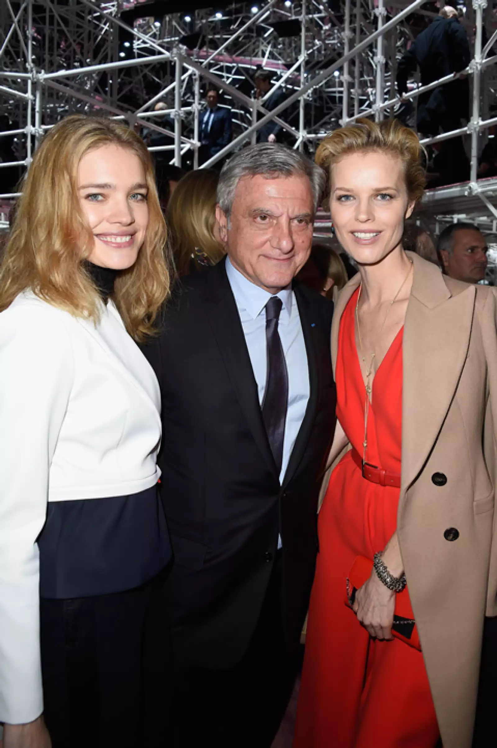 Natalia Vodianova posa con Sidney Toledano y Eva Herzigova en la pasarela de Christian Dior.