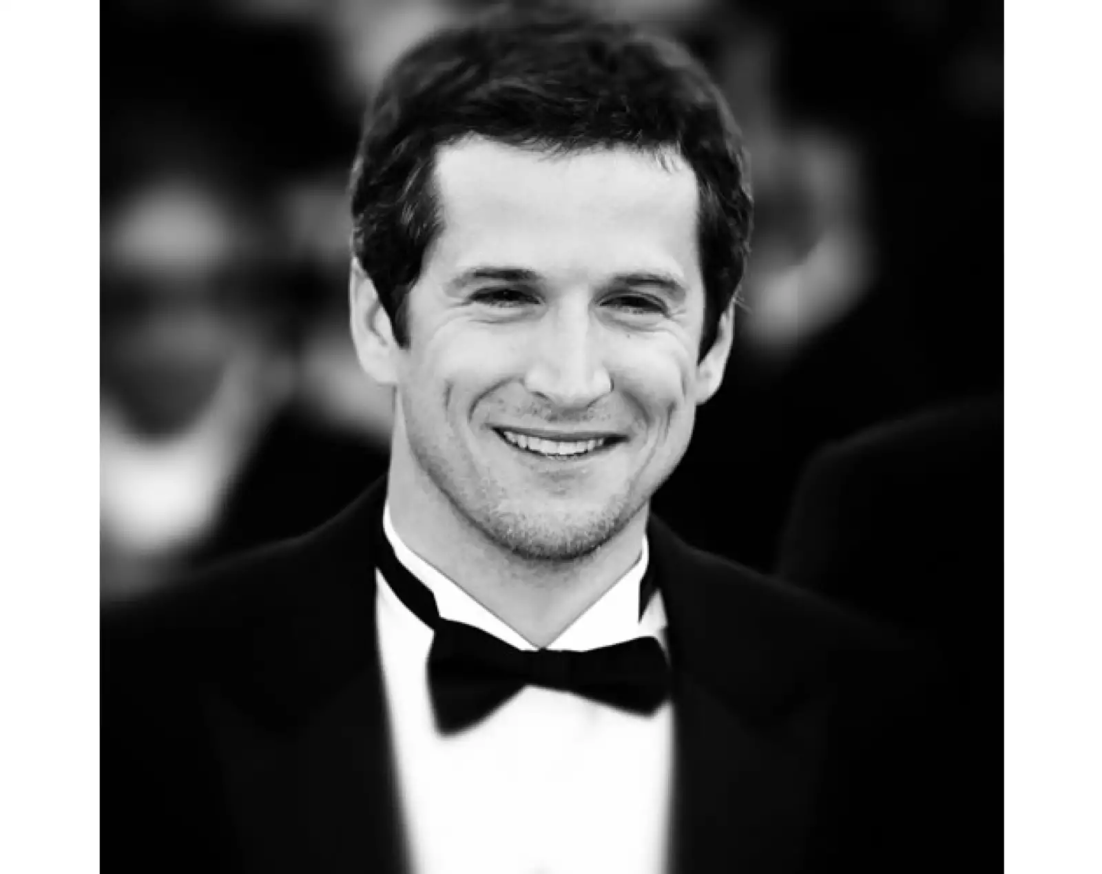 Canet es un joven que sabe como mantener el balance su estilo. En un día de invierno puede usar gabardinas de color madera y unos buenos jeans mientras que en alguna premiación lo podemos ver usand...