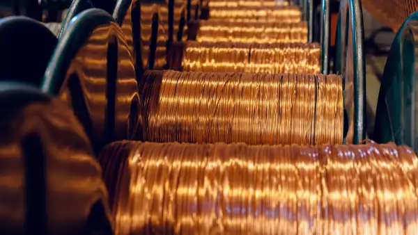 Transición energética e IA amenazan suministro mundial de cobre 

