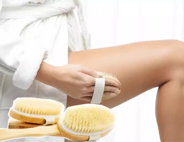 Cepillar el cuerpo en seco ayuda a mejorar la circulación de la sangre, exfoliar y evitar la celulitis.