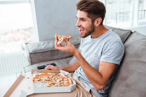 Hombre comiendo pizza