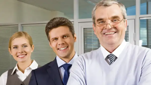 El objetivo al crear equipos de trabajo mixtos es que cada generación aporte su experiencia y habilidades para lograr buenos resultados. (Foto: iStock by Getty Images )