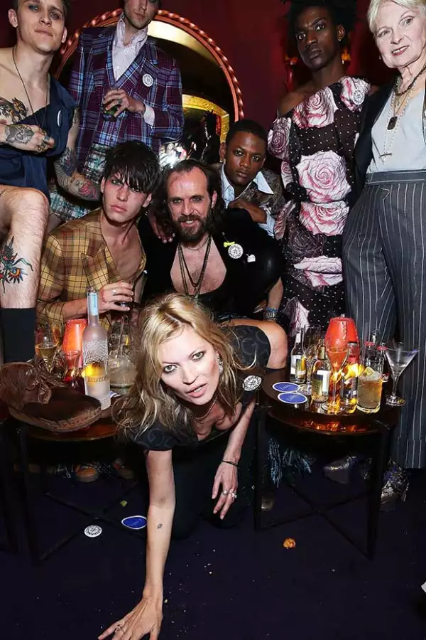 La modelo de divirtió entre copas con la diseñadora Vivienne Westwood.