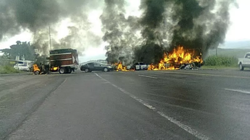 bloqueos en apatzingan, enfrentamiento policias y hombres armados