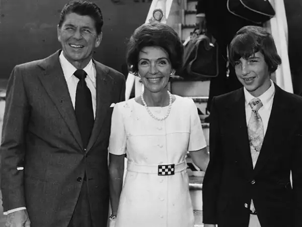 Nancy Reagan junto a su esposo Ronald Reagan y su hijo Ronald Reagan Jr.