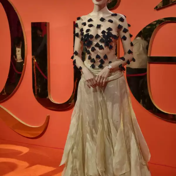 Finalmente, para cerrar con broche de oro, Cecilia de la Cueva sorprendió a todos los invitados con un look espectacular con detalles florales que contrastaron a la perfección con la decoración del evento. Y VIVO, definitivamente, capturó ese momento.