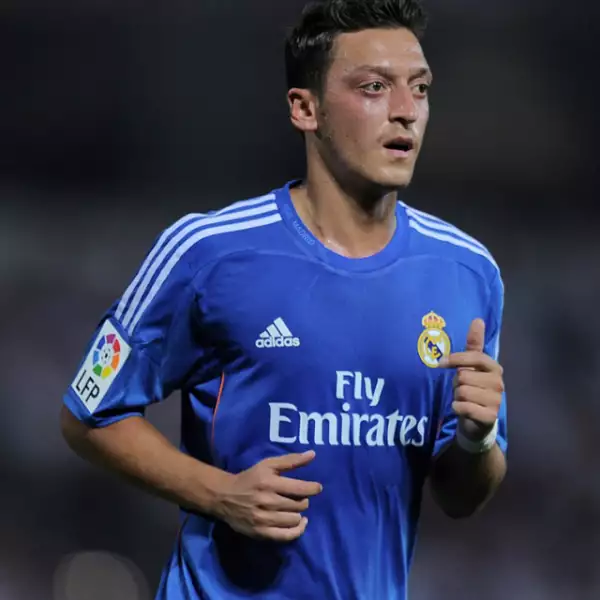 12. Mesut Özil - Alemania A pesar de que muchos podrán decir que no es de los futbolistas alemanes más guapos, Mesut tiene ese factor extra al que pocas mujeres pueden resistirse.