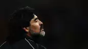 Foto de perfil de Diego Armando Maradona, con barba y cabello largo, durante un partido Argentina vs México en el Mundial de 2010.