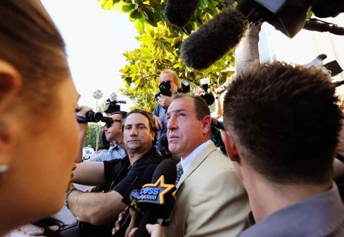 Michael, padre de Lindsay recientemente quiso hacerle una intervención a su hija para alejarla de las drogas, su madre Dina, le aconsejó obtener una orden de alejamiento de su ex esposo.