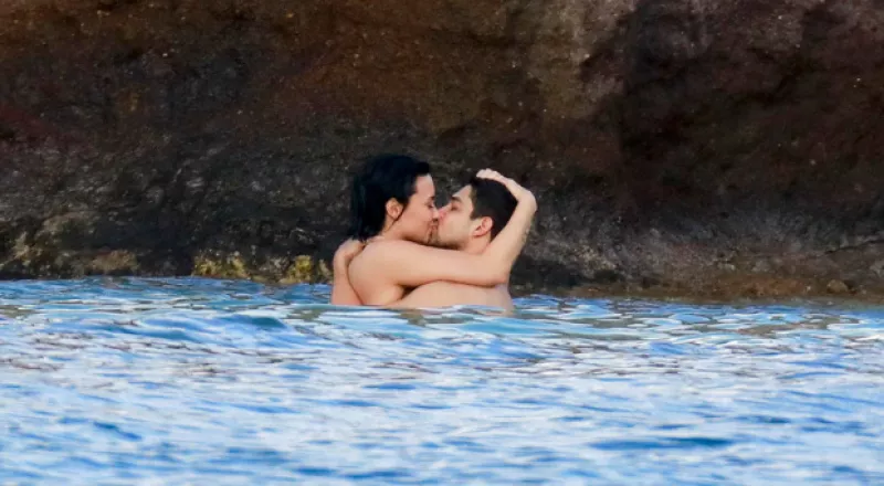 La cantante y el actor fueron captados disfrutando de unas vacaciones en St. Barths en donde dejaron muy en claro la pasión que hay entre ellos. ¿No nos crees? Mira las imágenes.