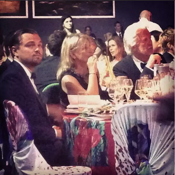 Emocionada la guapa blogger de The Blonde Salad, publicó una foto de su compañero de mesa Leo Di Caprio.