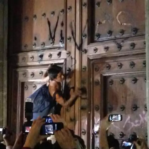 Puerta da�ada de Palacio Nacional