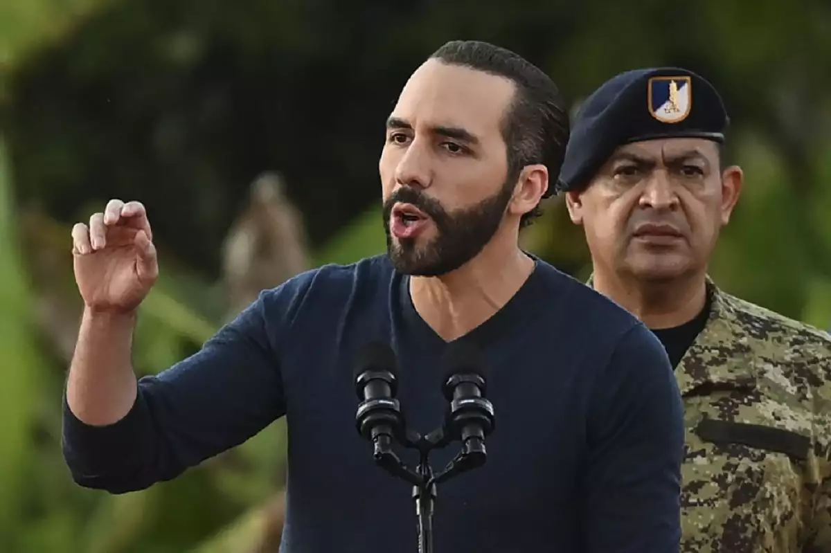 El presidente de El Salvador, Nayib Bukele, habla antes de que unos 14.000 soldados se reunieran en un campo cerca de un cuartel militar en las afueras de la ciudad de San Juan Opico, a 35 km al oeste de San Salvador, el 23 de noviembre de 2022.