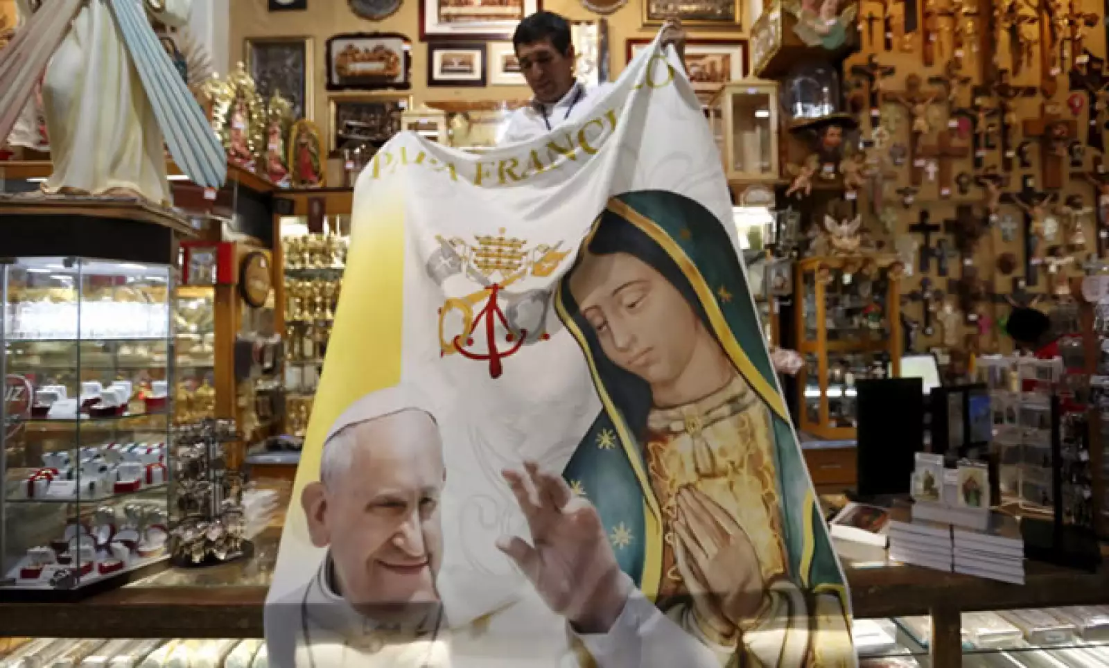 En algunos lugares se ven los pósters del papa junto a la Virgen de Guadalupe.