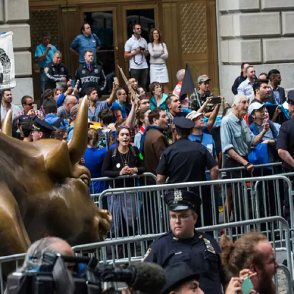 Los manifestantes detuvieron el tráfico en Broadway al sur de la Bolsa de Valores de Nueva York y se mantuvieron de pie o sentados ocupando unas dos cuadras.