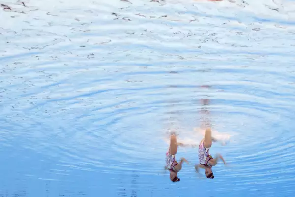 Foto de Nuria Diosdado y Joana Jiménez de cabeza bajo el agua