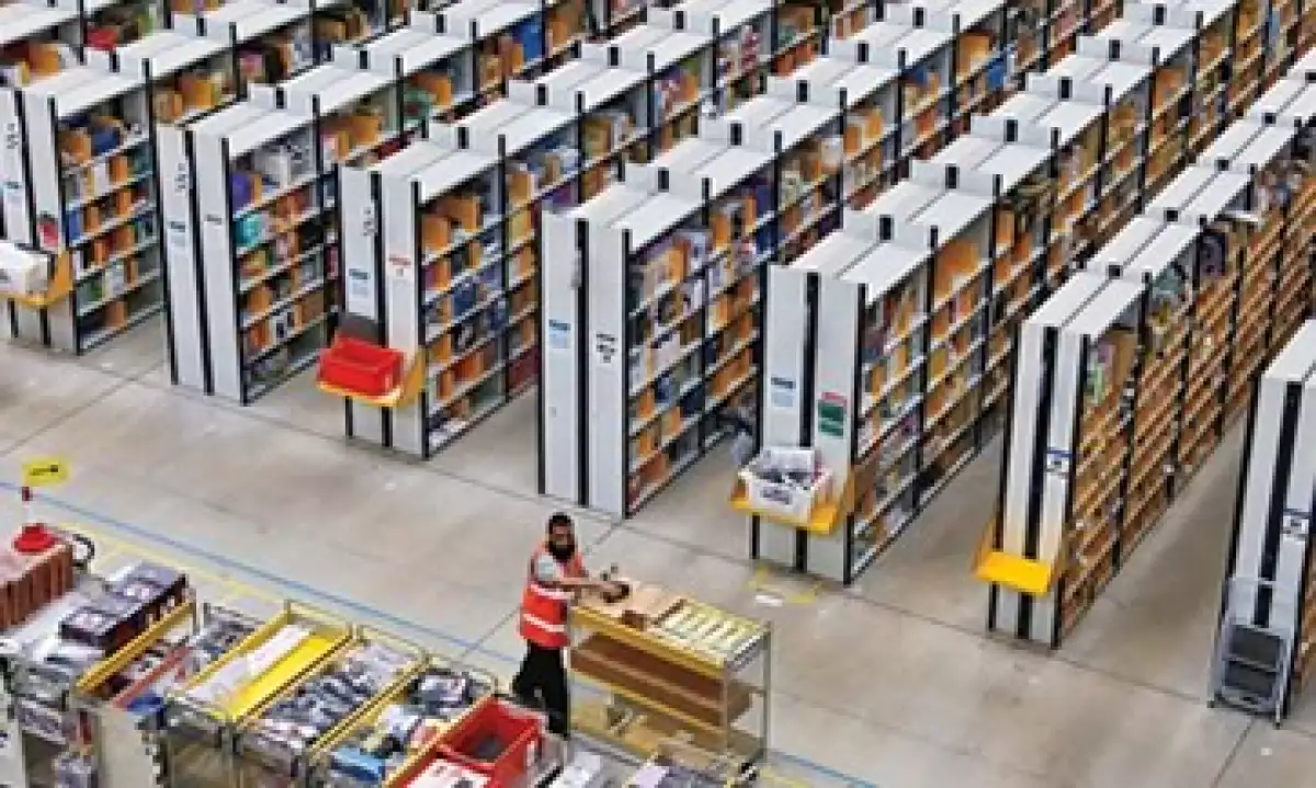 El almacén de Amazon tiene la extensión de nueve campos de futbol. (Foto: Reuters)