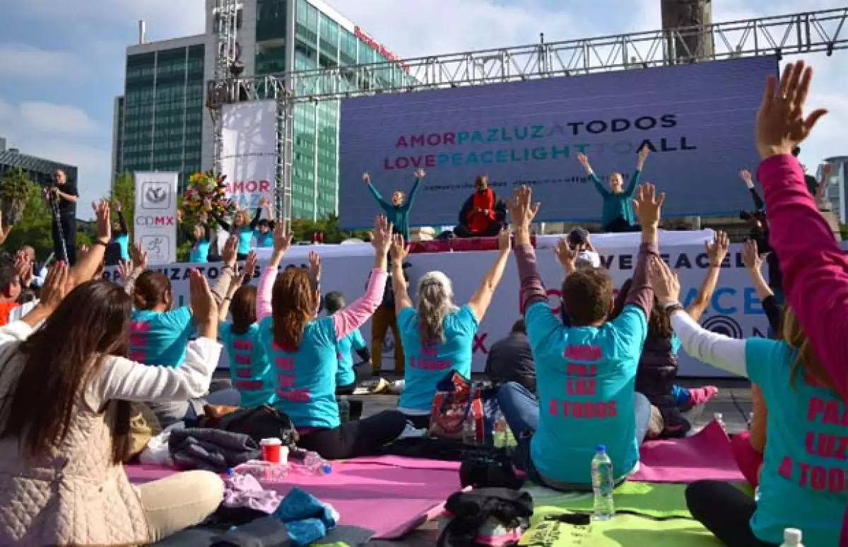El Dr. Joseph Michael Levry reúne a miles de personas en Reforma para mandarle buena vibra a todo el mundo.